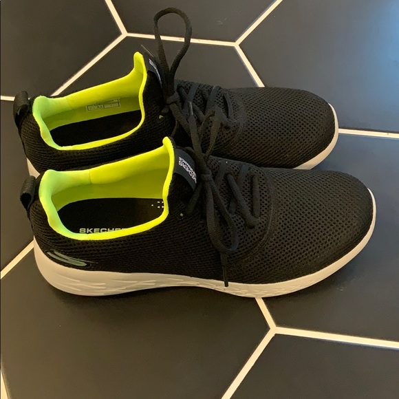 Men’s Skechers - Picture 2 of 3